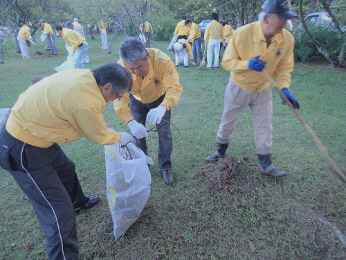 指月公園の清掃活動に励む会員たち